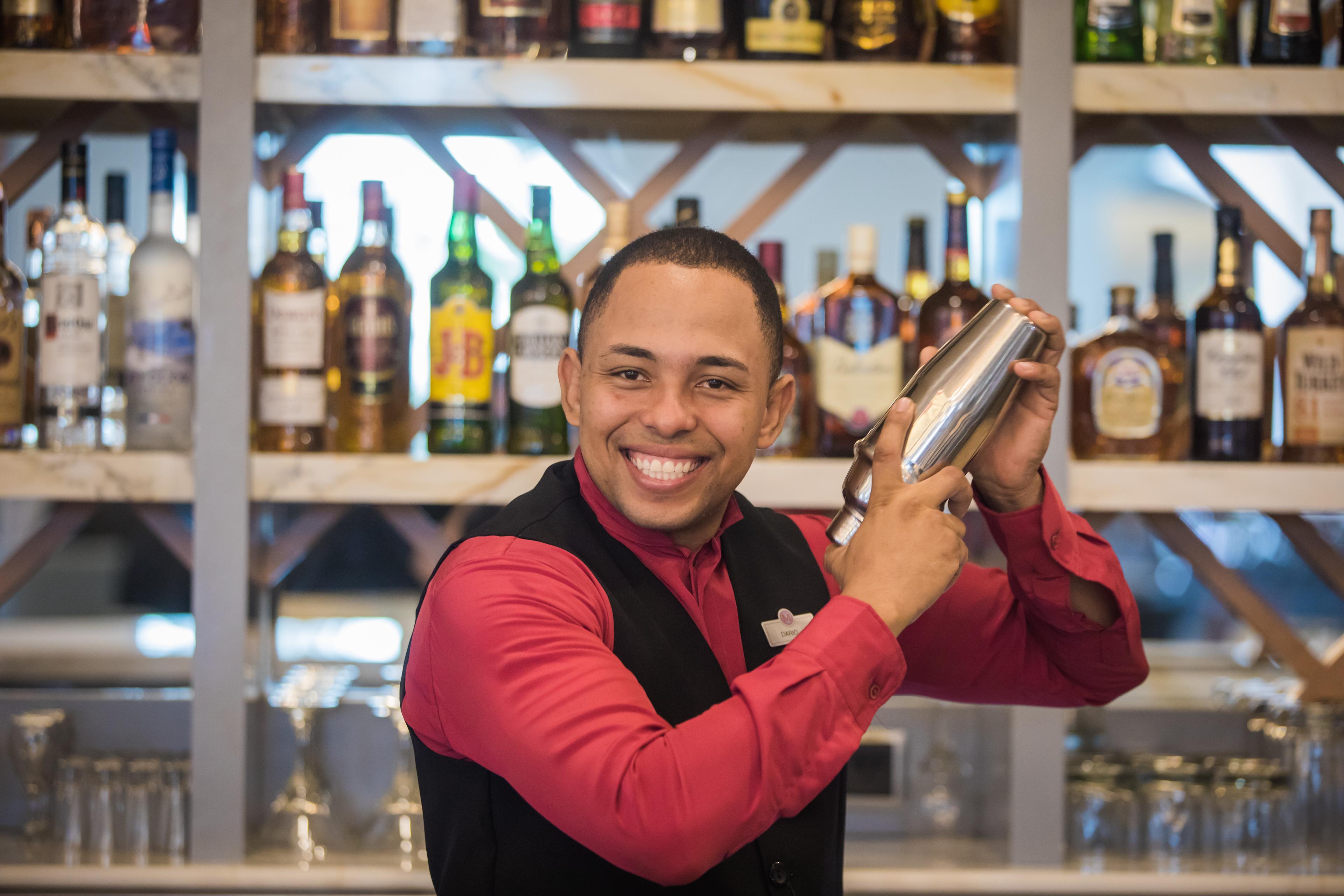 Majestic Mirage Punta Cana, All Suites (Adults Only) Eksteriør billede Bartender shaking a cocktail