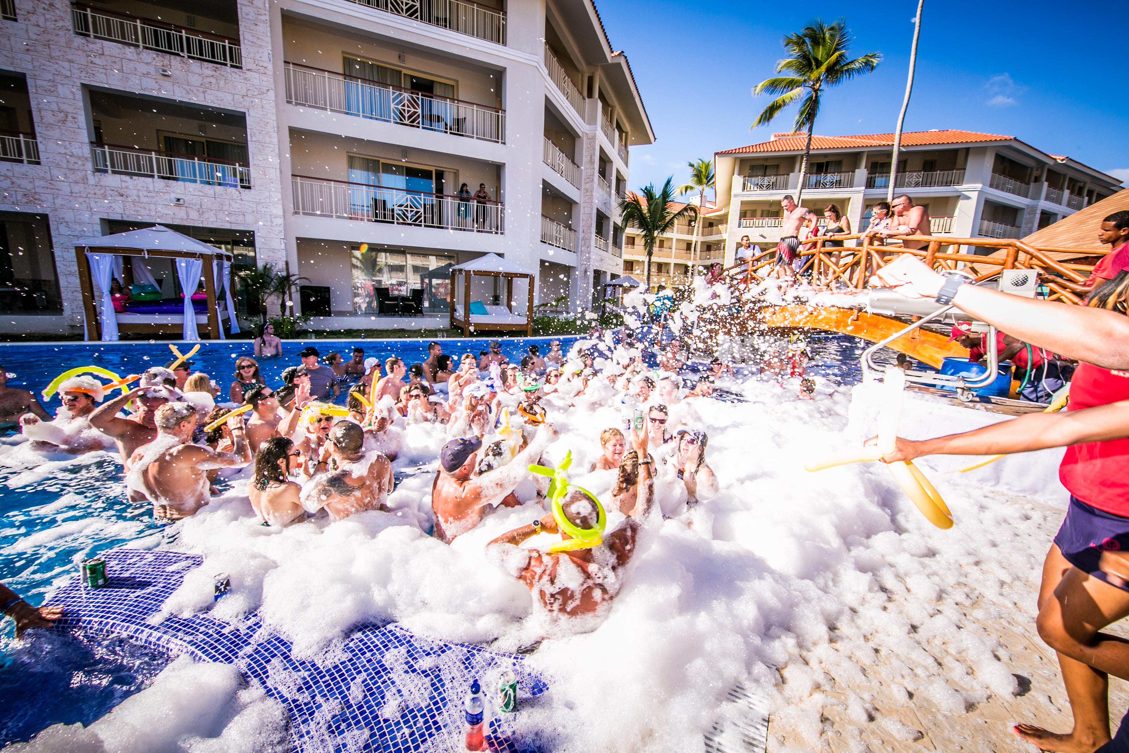 Majestic Mirage Punta Cana, All Suites (Adults Only) Eksteriør billede Foam party at the pool of the hotel